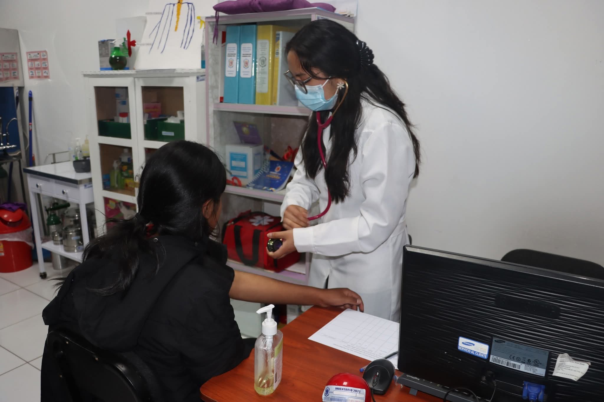 Personal de salud atendiendo a un paciente.